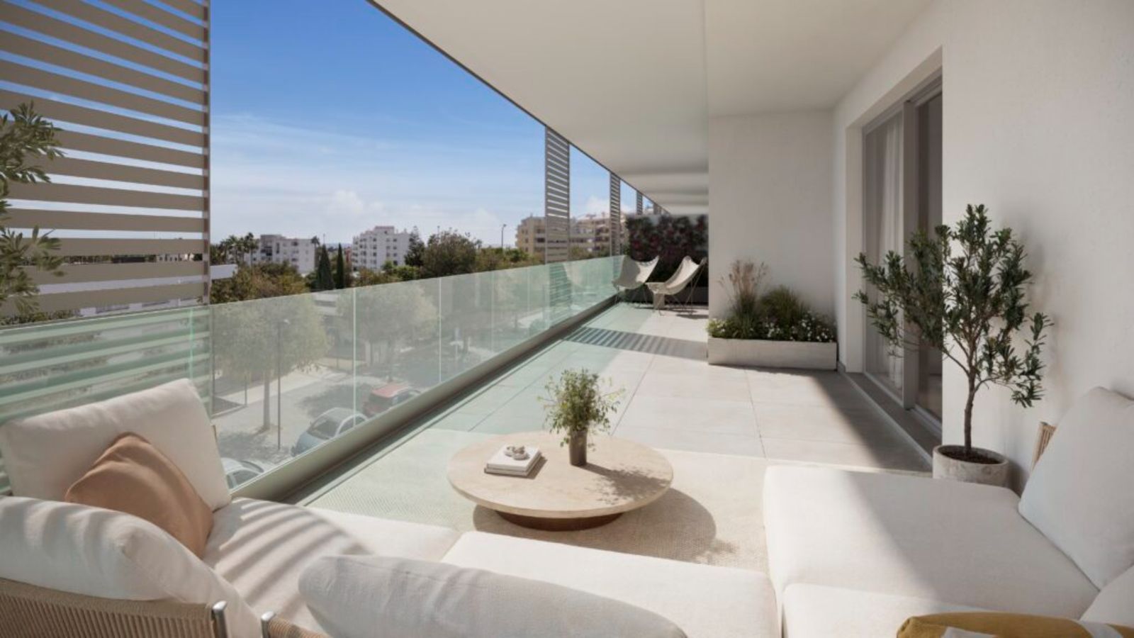 Balcon moderne avec vue sur la ville et mobilier blanc.